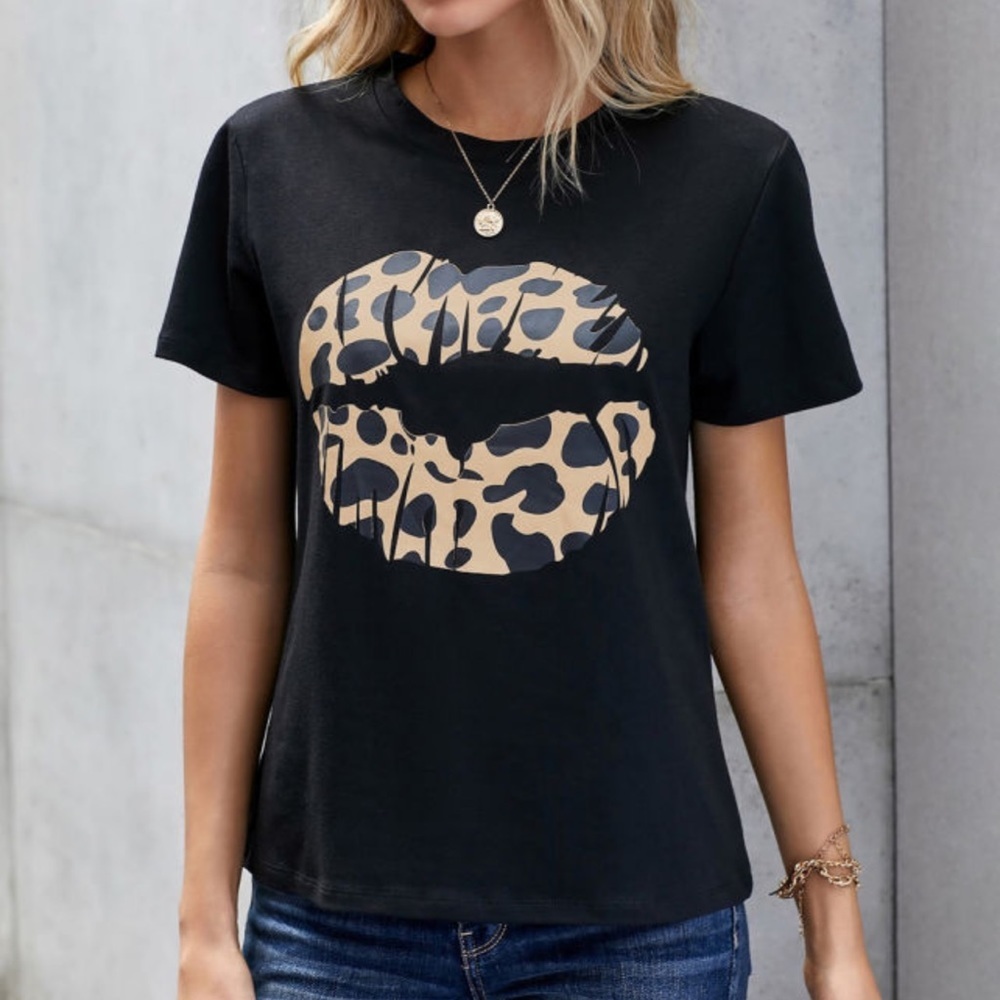 BLACK Modern Vintage Boutique Kiss On The Face
Leopard Lip Tee